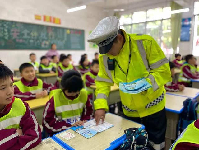 督促家长规范接送行为加强对孩子的日常安全教育凝集家校合力