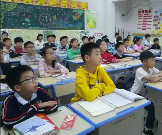教育更深层次的命题同体认识专题教室里学生们正专心地看着屏幕