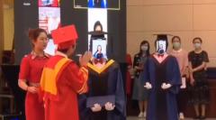 南邮研究生毕业典礼机器人代替十学生拨穗领学