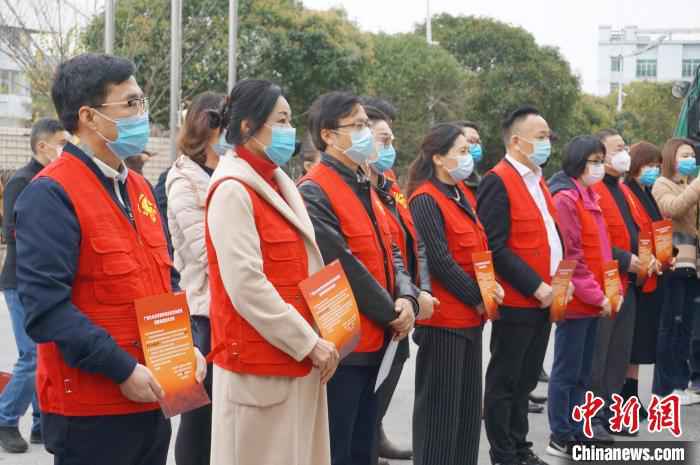 图为桂林爱心捐赠企业代表。 欧惠兰 摄 桂林以特色小吃援助湖北 3.9万碗桂林米粉支援湖北抗疫