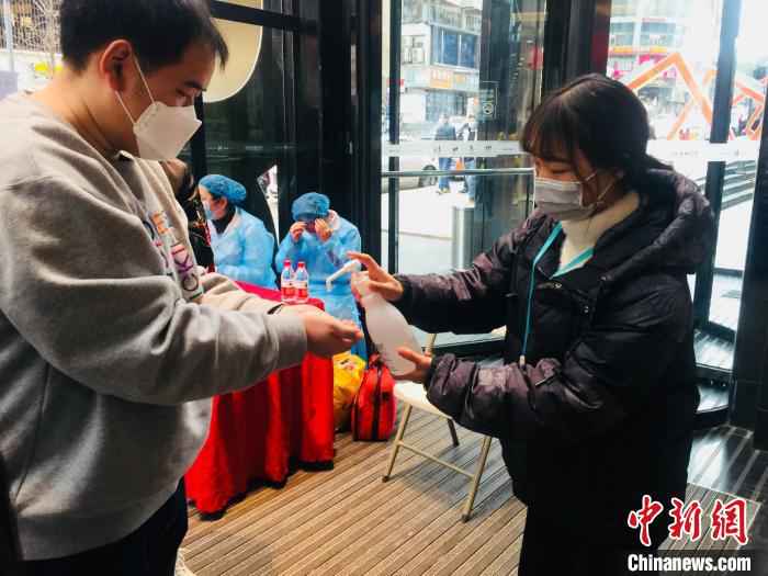 资料图:市民进入贵阳商场前需进行手部消毒。 张伟 摄 贵州新冠肺炎疑似病例归零 防控仍不松懈
