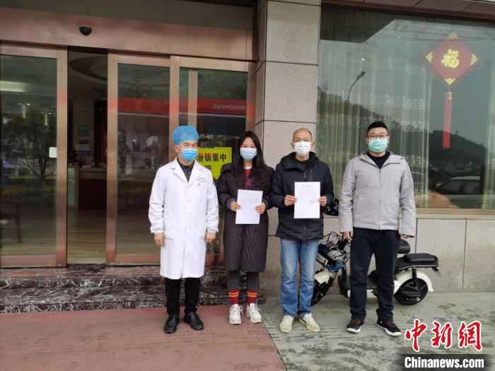 杨花夫妇与隔离点工作人员。於潜镇 供图 “浙”风挡雨“荆”生感激 隔离人员把感谢藏在纸巾里