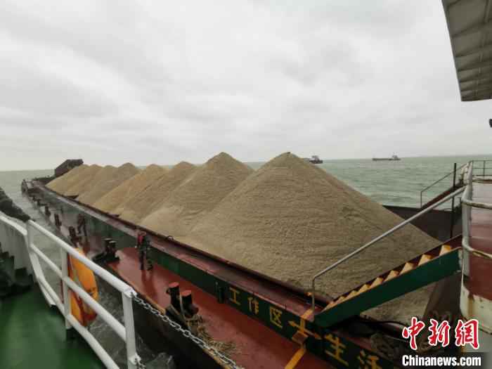 执法人员查扣涉案海砂 丁杰 摄 广西破获首起全链条海上非法采砂案 涉案金额约600万